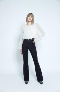 LISA：为了SOLO出道第一次掀开了刘海感谢成员们的陪伴