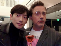 Rain公开与小罗伯特唐尼合影 捧红酒亲密头靠头