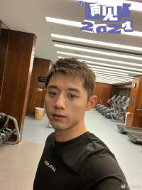张继科张蕊同回小区被拍 张蕊身边带了个小男孩