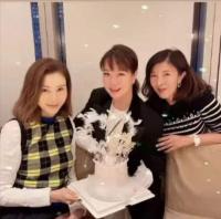 李嘉欣出院后参加朋友聚会 浮肿消失笑容满面状态好