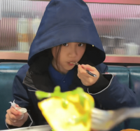 贾乃亮晒照陪甜馨吃饭 女儿吃相搞怪父女温馨真情流露