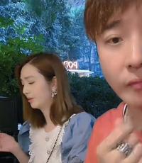洪欣张丹峰合体直播力破离婚传闻 互相投喂食物显甜蜜