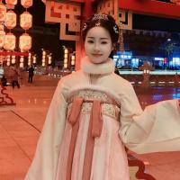 闪耀抖音，魅力女主播红豆：用才华与热情点亮每一刻
