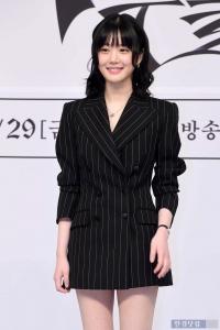 演员李侑菲和爱豆张元英撞脸？网友称：两人简直一模一样