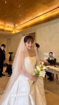韩国人气女星金宝罗与大6岁导演结婚 好友金惠允到场祝福