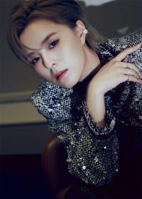 Sunnee杨芸晴官宣签约RYCE白米范 拓展全球事业