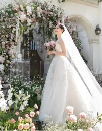 韩星李裕英和素人老公补办婚礼 1岁多女儿担任花童