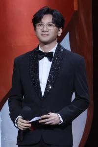 苏有朋金鸡奖再执话筒 展全能电影人素养主持获观众好评