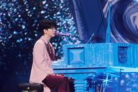 胡夏巡演济南站与歌迷暖心互动 敲木鱼学济南话笑翻全场