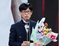 韩娱颁奖礼“弃真花用乐高” 刘在石意外点燃行业怒火