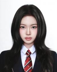 KiiiKiii忙内Kya高中入学照曝光 精致美貌引爆韩网​