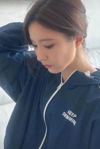 Jin暖心再上线！申世景晒《SWIM》周边认证照 网友：人脉与心意双在线