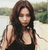 Jennie镜面照被质疑修图网友酸“被倒影出卖” 粉丝反击：角度不同而已