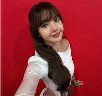 Lisa出席活动鼻型引热议 网友再掀“隆鼻”猜测